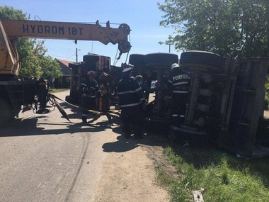 O femeie şi nepoata sa de aproximativ un an, găsite moarte sub bena camionului încărcat cu pietriş, răsturnat la Salonta