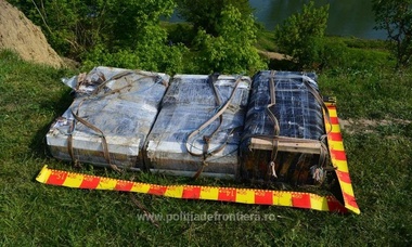 Contrabandişti care au încercat să treacă ilegal ţigări peste Prut, cu lansete şi frânghii, prinşi de poliţişti cu focuri de armă