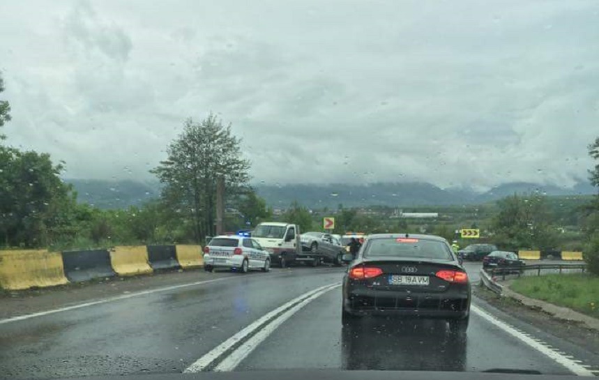 Patru persoane, rănite după ce patru maşini s-au ciocnit pe drumul naţional 1, în judeţul Sibiu