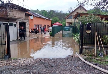 Vaslui: Şase case, un dispensar, o farmacie şi 14 gospodării dintr-o localitate din judeţ, inundate în urma unei ploi torenţiale. Un copil şi bunica sa au fost evacuaţi