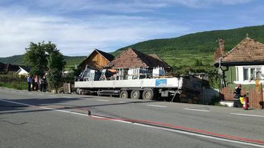 Bistriţa: Un TIR încărcat cu butelii goale a intrat într-o casă de pe marginea DN 17, familiile din trei locuinţe fiind evacuate - FOTO