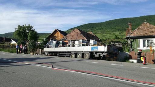 Bistriţa: Un TIR încărcat cu butelii goale a intrat într-o casă de pe marginea DN 17, familiile din trei locuinţe fiind evacuate - FOTO