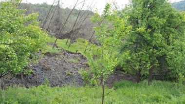 Vâlcea: Patru familii din localitatea Alunu, evacuate din cauza unei alunecări de teren care le ameninţă casele - FOTO