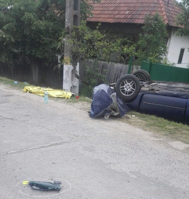Vâlcea: O fată de 17 ani a murit, iar un tânăr şi o fetiţă de nouă ani au fost răniţi, după ce maşina în care erau s-a răsturnat în faţa unui liceu