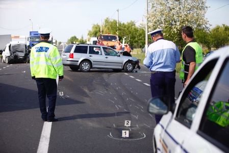 Buzău: Patru răniţi într-un accident în care au fost implicate trei maşini, una aparţinând Companiei de Apă - FOTO