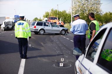 Buzău: Patru răniţi într-un accident în care au fost implicate trei maşini, una aparţinând Companiei de Apă - FOTO