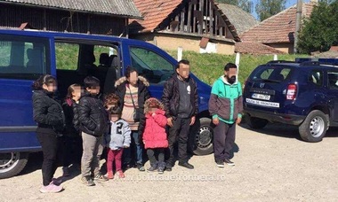 Treisprezece persoane din Kovoso şi Irak, între care şase copii, prinse de poliţiştii de frontieră din Timiş şi Bihor