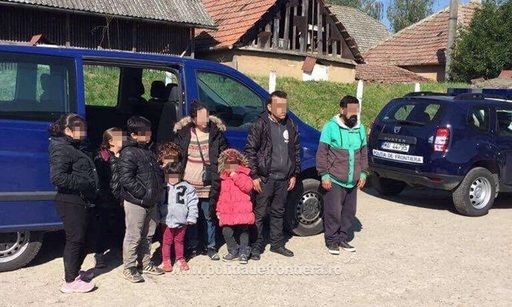 Treisprezece persoane din Kovoso şi Irak, între care şase copii, prinse de poliţiştii de frontieră din Timiş şi Bihor