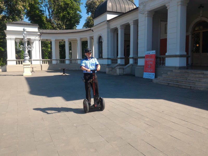 Poliţia Locală Cluj are un segway, care va fi folosit pentru a patrula în Parcul Central; ideea a fost a lui Boc, după o vizită în străinătate. VIDEO