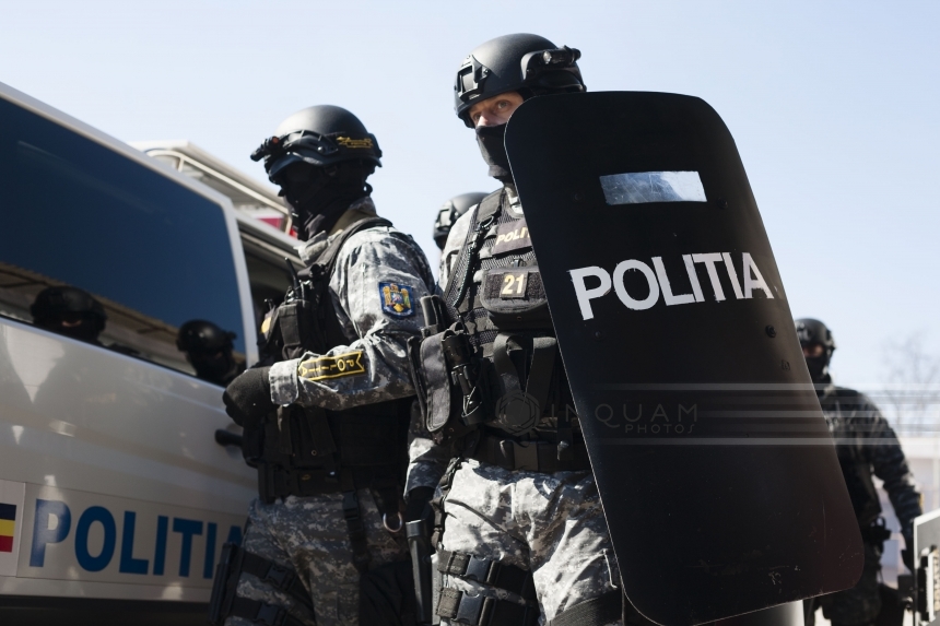 Sibiu: Doi poliţişti, răniţi în timp ce interveneau la un scandal cu furci, topoare şi bâte izbucnit între 35 de persoane