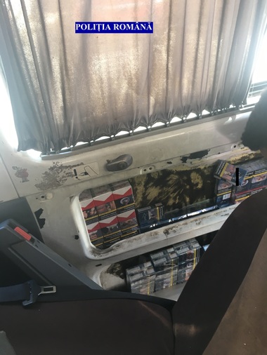 Sute de pachete de ţigări, găsite de poliţişti ascunse în capitonajul unui autovehicul