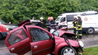 O persoană a murit şi şapte au fost rănite după ce un autoturism şi un microbuz s-au ciocnit, în Cernica - FOTO