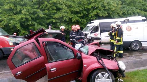 O persoană a murit şi şapte au fost rănite după ce un autoturism şi un microbuz s-au ciocnit, în Cernica - FOTO