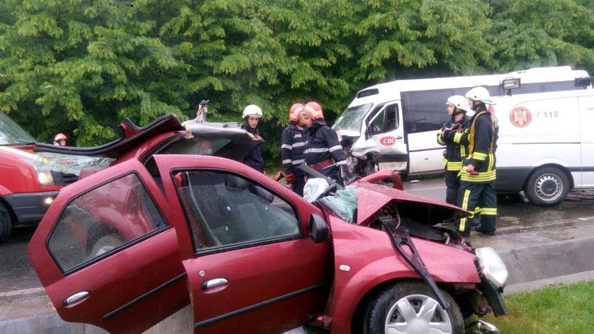 O persoană a murit şi şapte au fost rănite după ce un autoturism şi un microbuz s-au ciocnit, în Cernica - FOTO