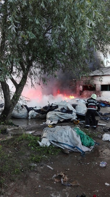 Giurgiu: Hală în care sunt depozitate mase plastice, cuprinsă de un incendiu