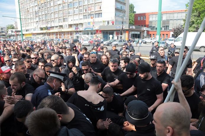 Zece suporteri ai echipei de fotbal UTA Bătrâna Doamnă Arad, la Poliţie după ce au încercat să se bată cu susţinătorii Politehnica Timişoara - FOTO