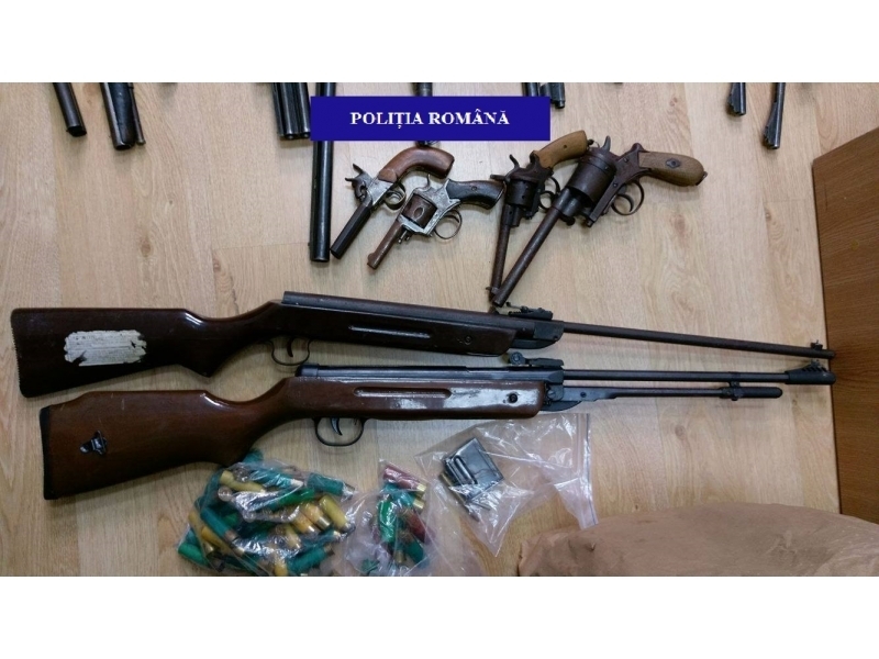 Oradea: 17 arme letale şi neletale, pistoale de panoplie şi o sută de cartuşe letale, descoperite în locuinţele unui bărbat - FOTO