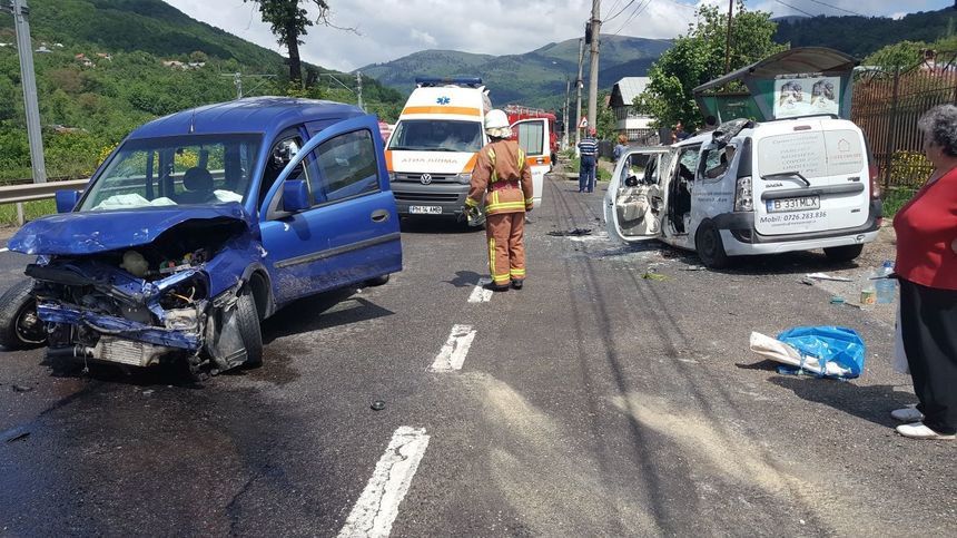 Prahova: Şase persoane, rănite în urma unui accident în care au fost implicate trei maşini - FOTO