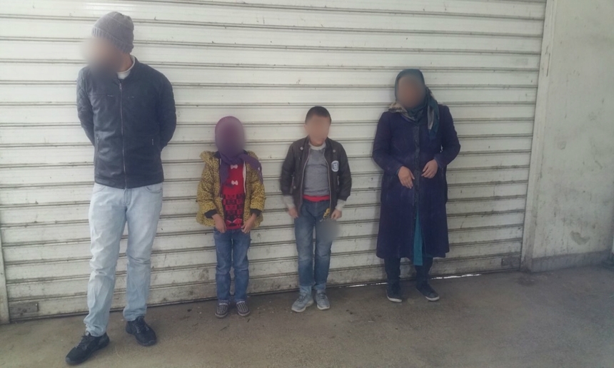 Constanţa: Patru străini, între care doi copii, prinşi când încercau să intre în ţară ascunşi în remorca unui camion - FOTO