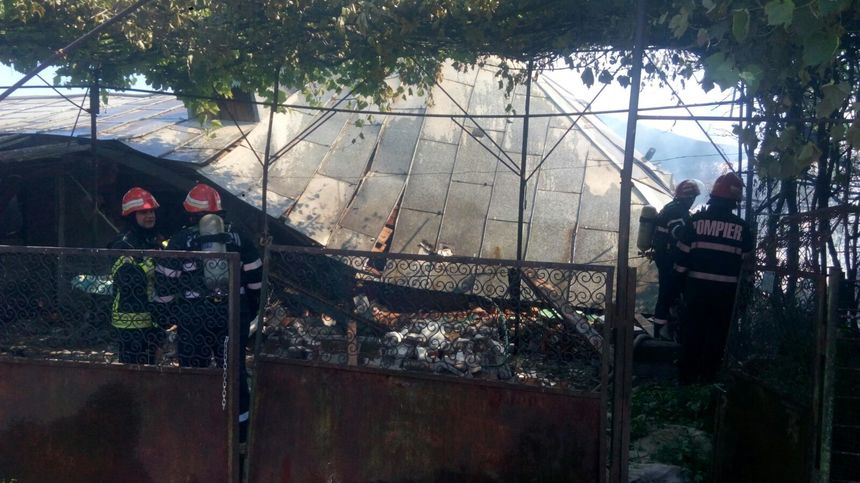 Incendiul izbucnit la o gospodărie din Bucureşti unde a explodat o butelie a fost stins. VIDEO