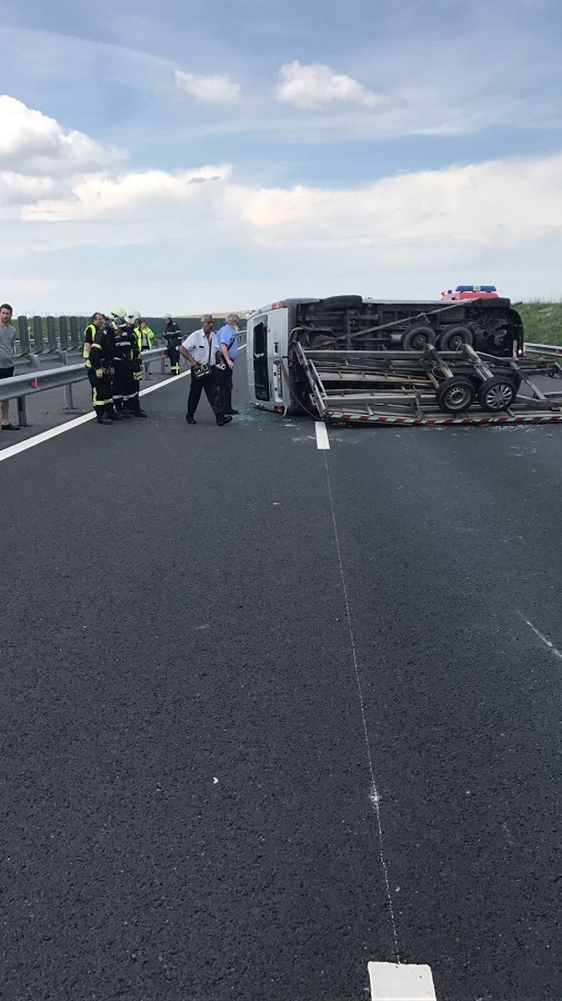 Traficul rutier pe A1, pe sensul Lugoj-Timişoara, blocat în urma unui accident cu două microbuze şi un autoturism, reluat pe o bandă