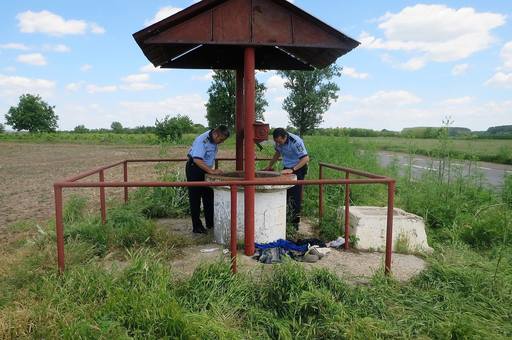 Femeie căzută într-o fântână, salvată de către pompierii din Călăraşi