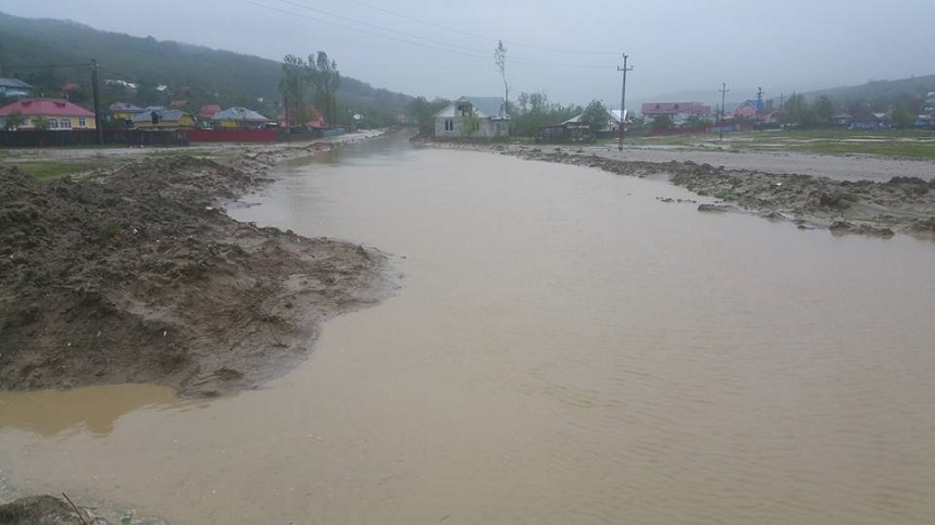Cod portocaliu de inundaţii pentru  judeţul Caraş-Severin şi cod galben pentru judeţele Alba, Sibiu, Hunedoara şi Arad