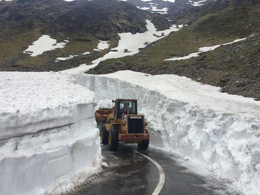 Sibiu: Drumarii au început să deszăpezească Transfăgărăşanul, pentru a fi redeschis de la 1 iulie - FOTO
