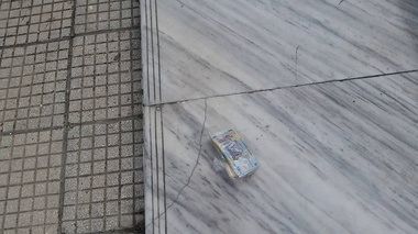 Peste 7.500 de lei împrumutaţi de la o bancă şi pierduţi de un bărbat pe o stradă din Bacău, găsiţi de un jandarm - FOTO