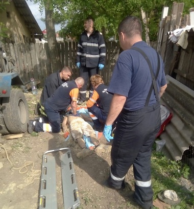 Vaslui: Muncitorul scos în stare critică dintr-un puţ în care un mal de pământ s-a surpat peste el a fost declarat mort. ITM a deschis o anchetă - FOTO

