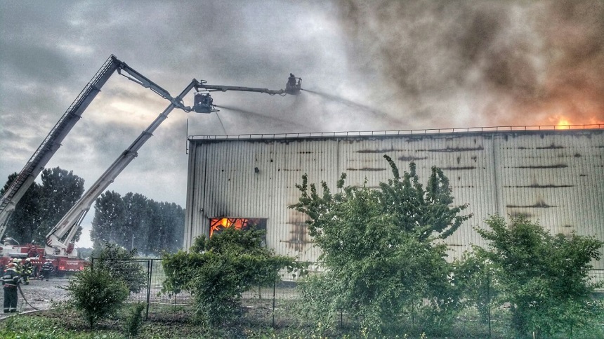 Incendiul care a cuprins un depozit din Ilfov a afectat aproximativ 1.000 de metri pătraţi din imobil. Tavanul depozitului este aproape în întregime prăbuşit