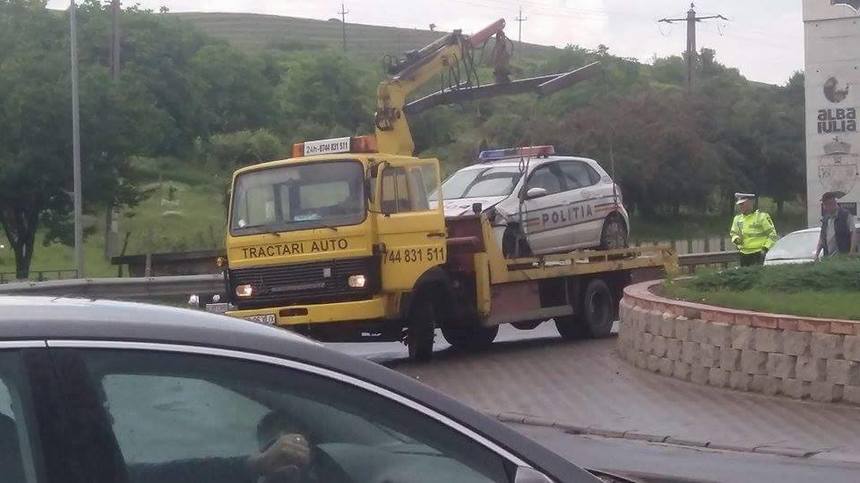 Maşină de Poliţie aflată în misiune, implicată într-un accident la intrarea în Alba Iulia 