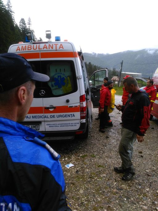 O femeie care a căzut într-o prăpastie din Jepii Mici a murit. Echipajul medical care a preluat-o, după intervenţia salvamontiştilor, nu a reuşit să o salveze. UPDATE