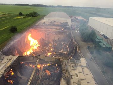 Incendiul care a distrus un depozit cu arhive din Ilfov, nedeclarat stins la 40 de ore de la izbucnire