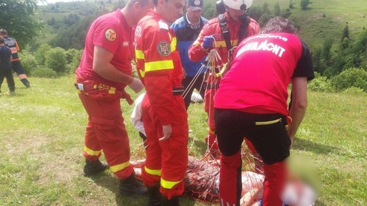 Adolescent preluat în stare gravă de un elicopter, în urma unui accident produs într-o zonă greu accesibilă din Munţii Rodnei. FOTO, VIDEO