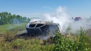 Giurgiu: doi răniţi după ce maşina cu care circulau s-a răsturnat şi a luat foc