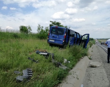 Un microbuz în care se aflau şase persoane a intrat într-un parapet pe DN1 în localitatea Olteţ