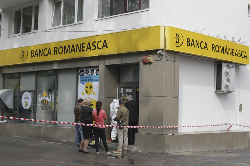 Autorul jafului de la o sucursală a Băncii Româneşti a fost prins. El a pierdut la ruletă 22.000 de lei din suma furată. VIDEO