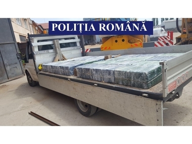 Satu Mare: 240.000 de ţigarete, găsite de poliţişti ascunse în compartimentul de marfă al unei autoutilitare; şoferul, cercetat