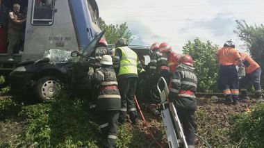 Bistriţa: Trei morţi şi doi răniţi grav, după ce maşina în care se aflau a fost lovită de un tren - FOTO/ VIDEO
