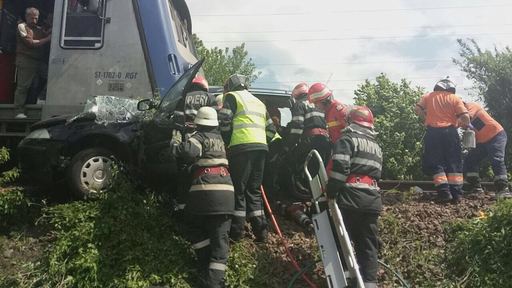 Bistriţa: Trei morţi şi doi răniţi grav, după ce maşina în care se aflau a fost lovită de un tren - FOTO/ VIDEO