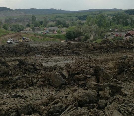 Şase gospodării din judeţul Vâlcea, evacuate în urma unei alunecări de teren