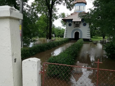 Mai multe gospodării din localitatea teleormăneană Vităneşti, curtea bisericii şi parcul, inundate în urma precipitaţiilor abundente - FOTO