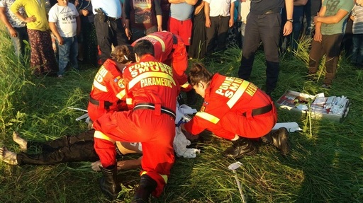 Tânărul scos de scafandri dintr-un lac din judeţul Ilfov, transportat cu manevre de resuscitare în curs la Spitalul "Bagdasar Arseni"