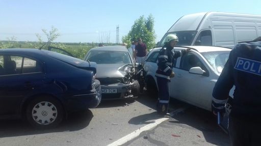 Circulaţie reluată pe drumul naţional 6, care a fost blocat timp de o oră în urma unui accident în lanţ