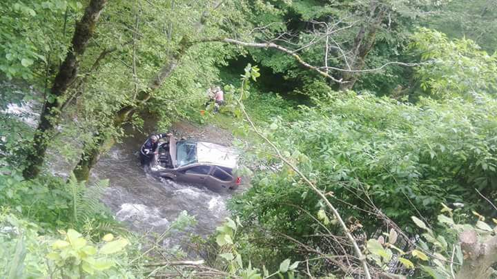  Sibiu: Trei femei rănite după ce maşina în care se aflau a căzut într-un râu

