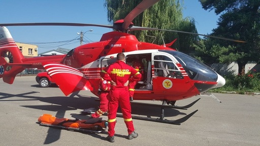 Prahova: Bărbat rănit grav după ce o maşină s-a ciocnit cu un TIR. Un elicopter SMURD  a fost trimis să preia victima FOTO, VIDEO