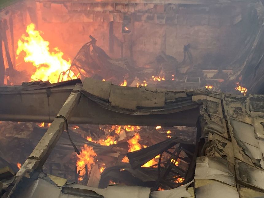 ISU: A început ancheta în cazul incendiului la depozitul cu arhive din Ilfov, stins după zece zile de intervenţie