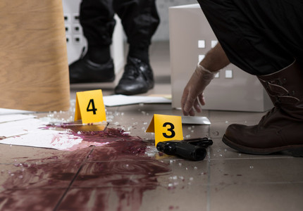 Neamţ: Bărbatul care şi-a ucis mama şi un vecin, apoi a rănit o femeie şi un poliţist se afla în evidenţele medicilor cu probleme psihice