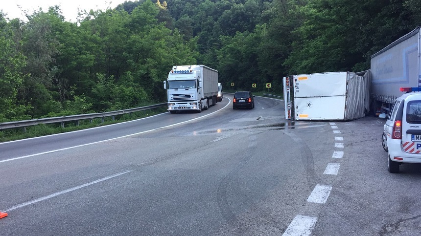 Circulaţie rutieră blocată pe DN 7, pe sensul spre Sibiu, din cauza unui TIR care a intrat în parapet